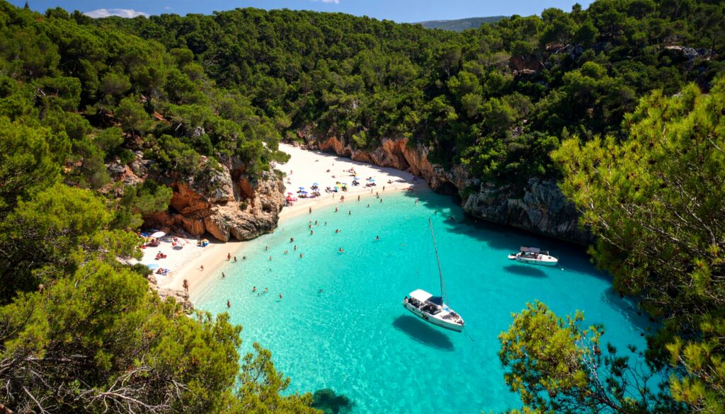 Menorca solo adultos, calas tranquilas y entorno natural