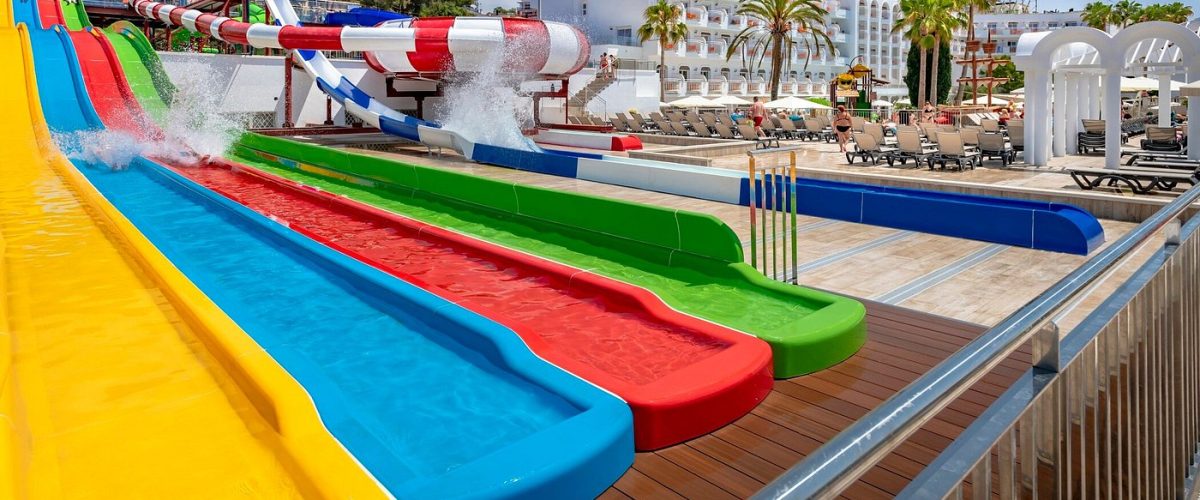 Descubre qué tener en cuenta al elegir hoteles con toboganes en España y cómo acertar según la edad de los niños y el tipo de instalaciones.